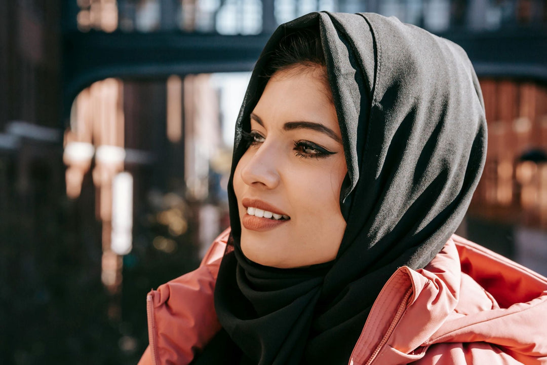 Why Your Hijab Slips Throughout the Day: Fabric, Undercaps, and Fixes That Work