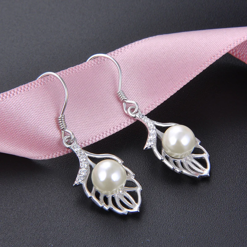 Eloquent Leaflet Pearl Earrings