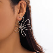 Vintage gold-toned hollow flower stud earrings, view 8 - MRSLM